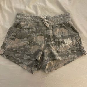 NIKE SHORTS
